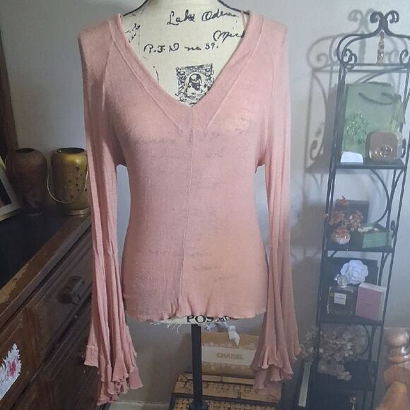 FREE PEOPLE PINK EXTREME BELL SLEEVE VNECK BLOUSE SIZE MEDIUM - Picture 1 of 8